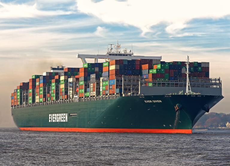 Gran buque de carga atascado en el Canal de Suez, bloqueando tráfico entre Mediterráneo y Mar Rojo