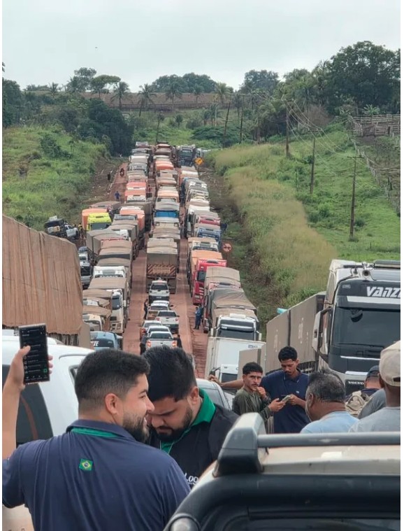  Casi 40 km de camiones reflejan el caos logístico de la cosecha brasileña